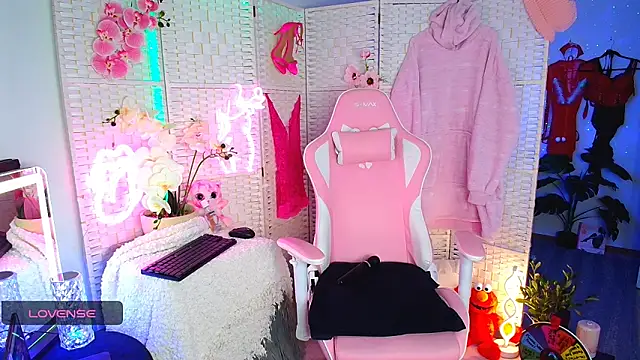 Snapshot of EllieKarrX chatting on February 2025 12:04:01 AM EllieKarrX online show from February 2025 12:04:01 AM