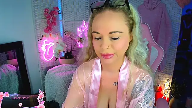 Snapshot of EllieKarrX chatting on January 2025 09:25:02 PM EllieKarrX online show from January 2025 09:25:02 PM