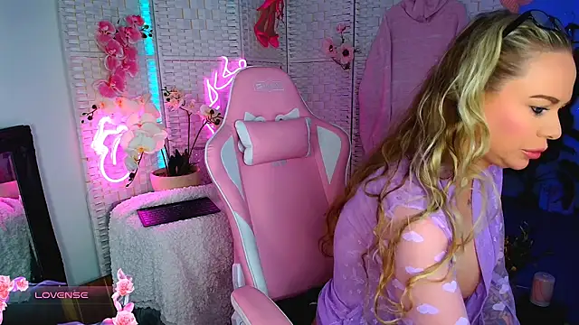 Snapshot of EllieKarrX chatting on January 2025 08:42:01 PM EllieKarrX online show from January 2025 08:42:01 PM