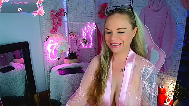 Snapshot of EllieKarrX chatting on January 2025 03:44:02 AM EllieKarrX online show from January 2025 03:44:02 AM