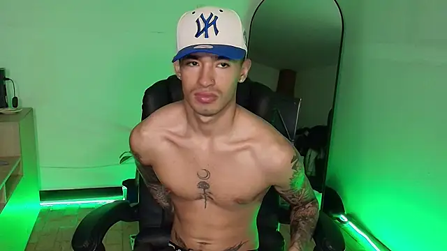 Snapshot of Damon__333 chatting on December 2025 02:01:02 AM Damon 333 online show from December 2025 02:01:02 AM