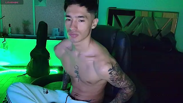 Snapshot of Damon__333 chatting on November 2025 11:32:02 PM Damon 333 online show from November 2025 11:32:02 PM