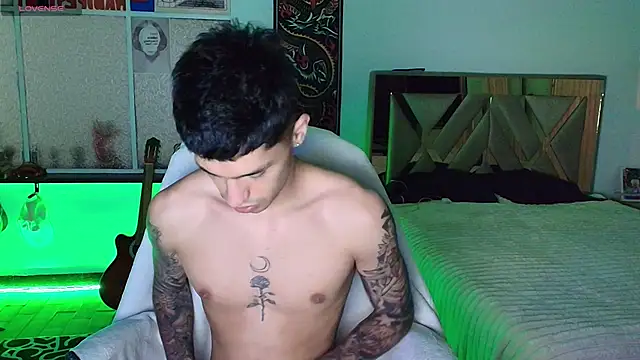 Snapshot of Damon__333 chatting on November 2025 11:32:01 PM Damon 333 online show from November 2025 11:32:01 PM