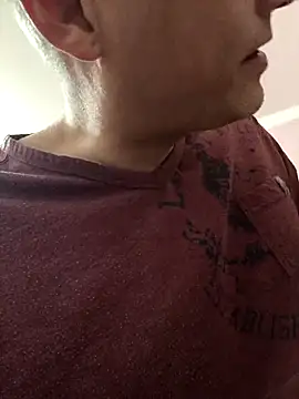 Snapshot of Pineapple04 chatting on November 2025 02:33:01 PM Pineapple04 online show from November 2025 02:33:01 PM