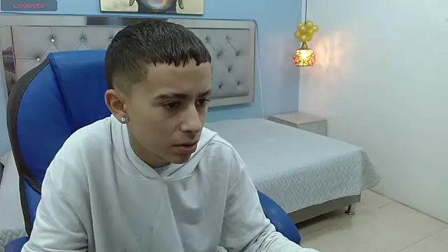 Snapshot of Xavii18 chatting on February 2025 12:19:02 PM Xavii18 online show from February 2025 12:19:02 PM