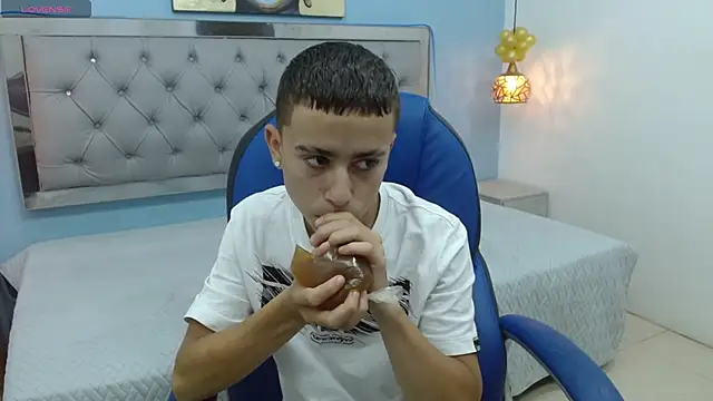 Snapshot of Xavii18 chatting on February 2025 12:44:02 PM Xavii18 online show from February 2025 12:44:02 PM