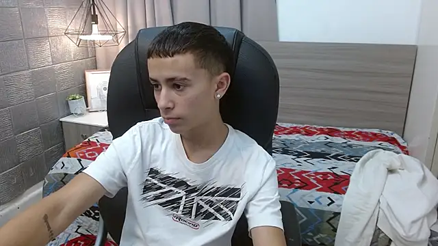 Snapshot of Xavii18 chatting on February 2025 02:42:01 PM Xavii18 online show from February 2025 02:42:01 PM