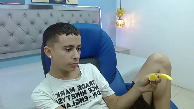 Snapshot of Xavii18 chatting on February 2025 03:51:02 PM Xavii18 online show from February 2025 03:51:02 PM