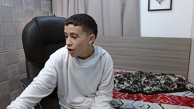 Snapshot of Xavii18 chatting on February 2025 07:17:02 PM Xavii18 online show from February 2025 07:17:02 PM