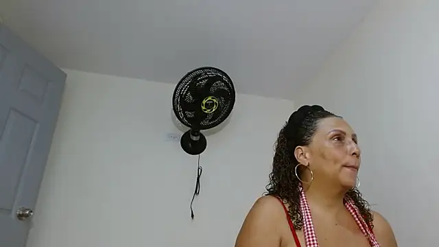 EvaMills1 online show from December 2025 02:08:02 PM