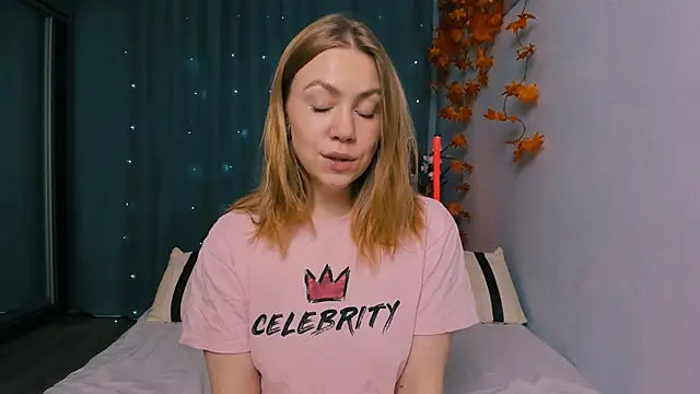 Snapshot of InsatiableFoxX chatting on October 2025 08:52:01 PM InsatiableFoxX online show from October 2025 08:52:01 PM