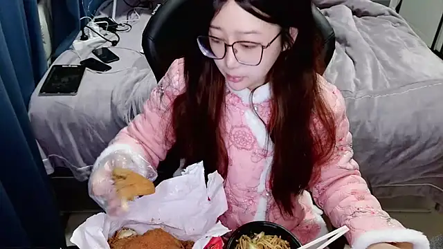 Snapshot of Angelababy001 chatting on January 2025 04:49:02 PM Angelababy001 online show from January 2025 04:49:02 PM