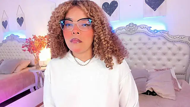 Snapshot of NiaColusi chatting on November 2025 06:56:02 PM NiaColusi online show from November 2025 06:56:02 PM