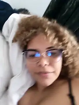 Snapshot of NiaColusi chatting on February 2026 09:47:01 PM NiaColusi online show from February 2026 09:47:01 PM