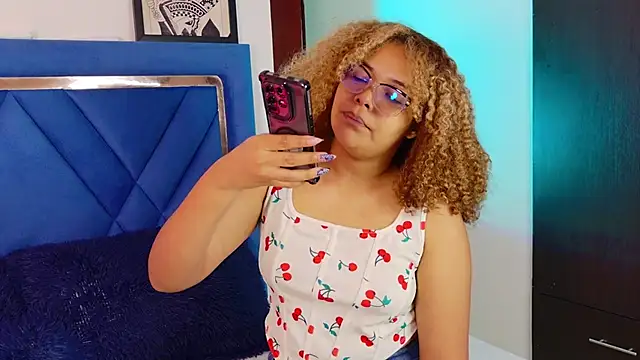 Snapshot of NiaColusi chatting on February 2026 02:50:02 PM NiaColusi online show from February 2026 02:50:02 PM