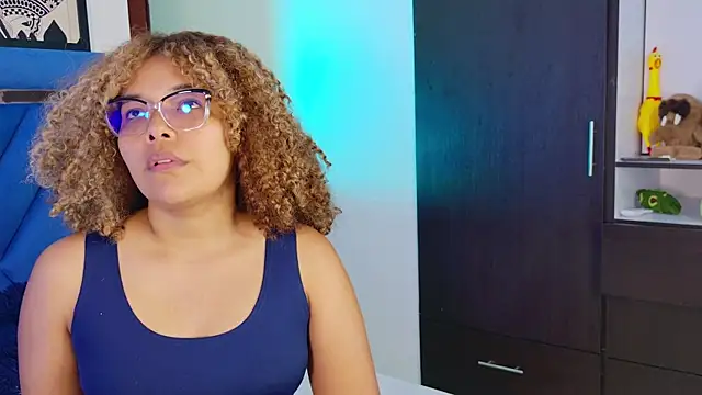 Snapshot of NiaColusi chatting on February 2026 03:01:01 PM NiaColusi online show from February 2026 03:01:01 PM