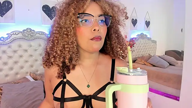 Snapshot of NiaColusi chatting on November 2025 07:50:02 PM NiaColusi online show from November 2025 07:50:02 PM