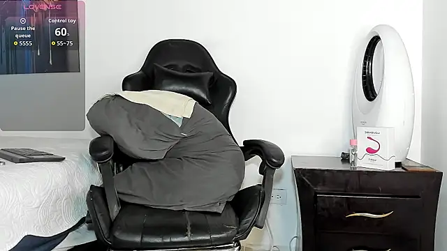 tizziano castillo  online show from March 2026 06:24:01 PM