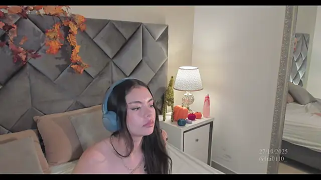 Luisa0110 online show from October 2025 07:59:02 PM