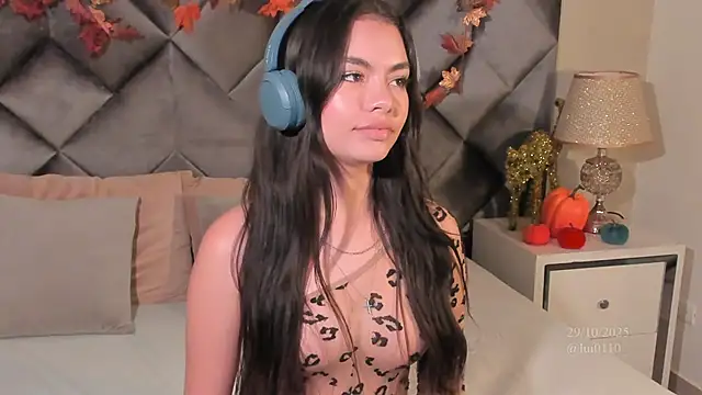 Luisa0110 online show from October 2025 07:35:01 PM