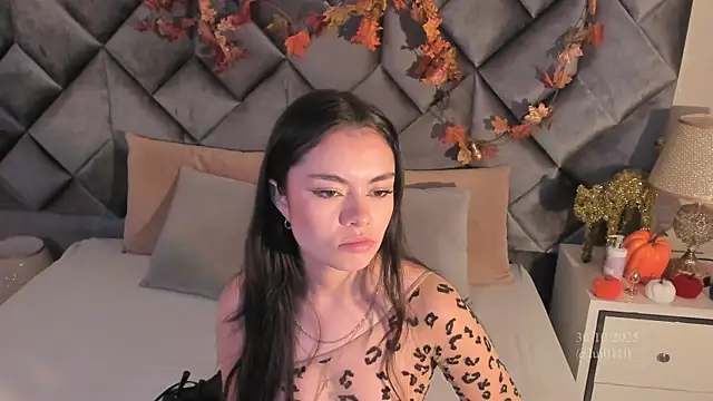 Luisa0110 online show from October 2025 09:00:01 PM