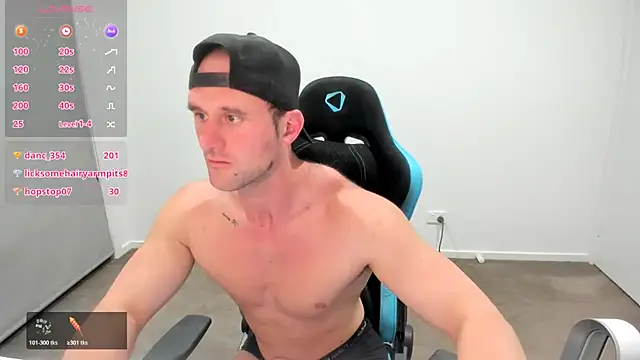 Snapshot of _DownUnderFit_ chatting on November 2025 03:59:01 PM DownUnderFit online show from November 2025 03:59:01 PM