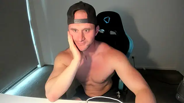 Snapshot of _DownUnderFit_ chatting on November 2025 08:46:01 PM DownUnderFit online show from November 2025 08:46:01 PM