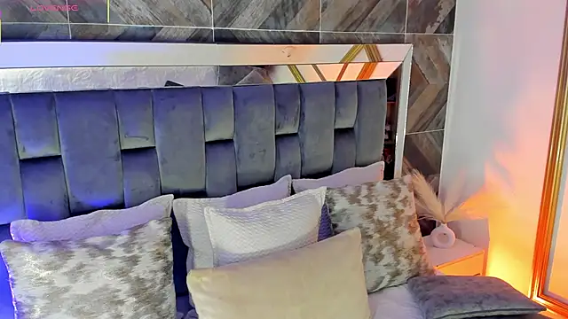 TaniaSmith1 online show from December 2025 11:42:02 PM