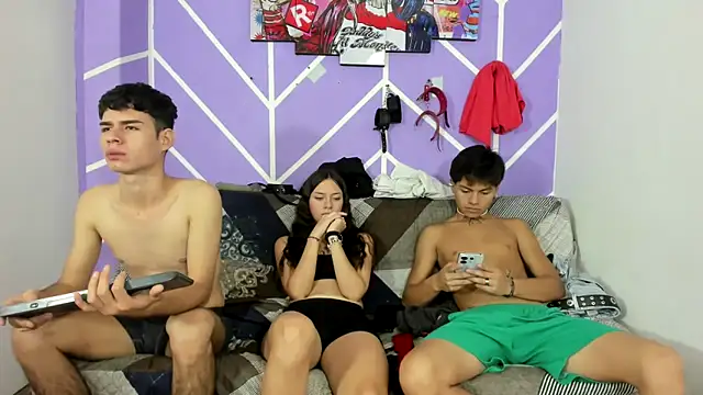 Snapshot of Fresahot2005 chatting on December 2024 11:00:01 PM Fresahot2005 online show from December 2024 11:00:01 PM