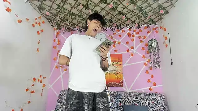 Snapshot of Fresahot2005 chatting on December 2025 01:59:02 PM Fresahot2005 online show from December 2025 01:59:02 PM