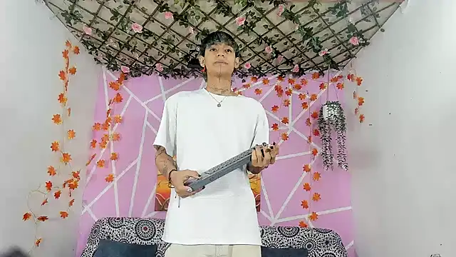 Snapshot of Fresahot2005 chatting on November 2025 10:14:02 AM Fresahot2005 online show from November 2025 10:14:02 AM