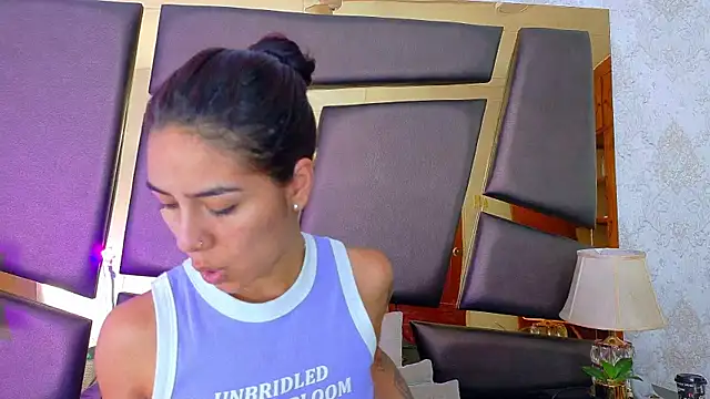 NicoleEsposito online show from October 2025 01:00:01 PM