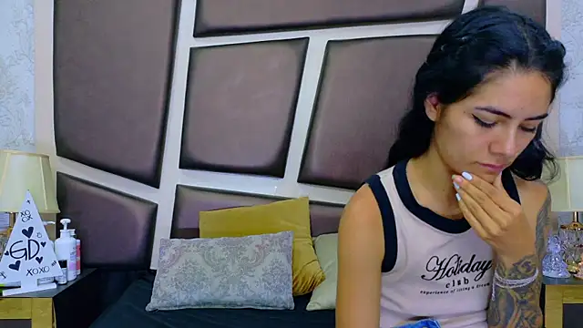 Snapshot of NicoleEsposito chatting on May 2026 12:10:01 PM NicoleEsposito online show from May 2026 12:10:01 PM