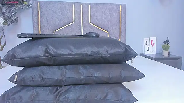 Maddyjohnsonn online show from December 2024 03:57:01 AM