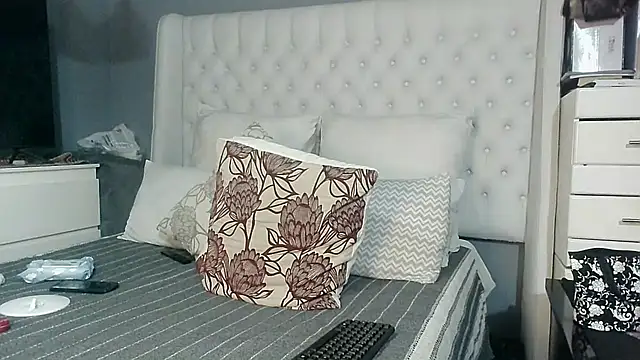 Snapshot of Carocurvy chatting on November 2025 05:07:01 PM Carocurvy online show from November 2025 05:07:01 PM