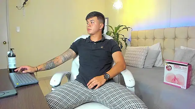 Cristopher strong online show from February 2025 02:42:02 AM