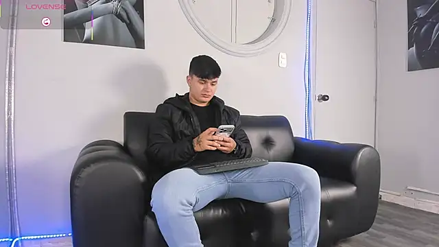 Cristopher strong online show from February 2026 12:11:01 PM