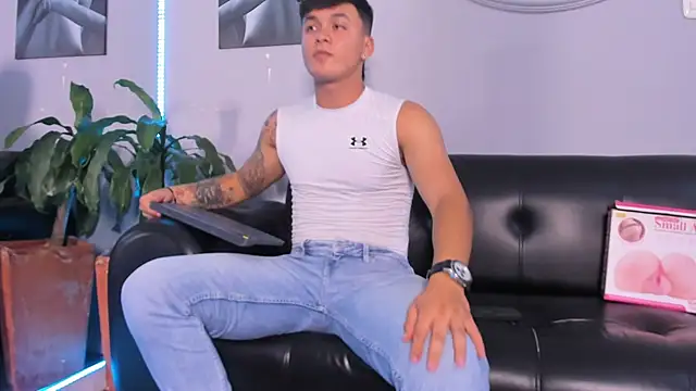 Cristopher strong online show from February 2025 04:32:01 PM