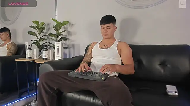 Snapshot of Cristopher_strong chatting on April 2026 02:14:02 PM Cristopher strong online show from April 2026 02:14:02 PM