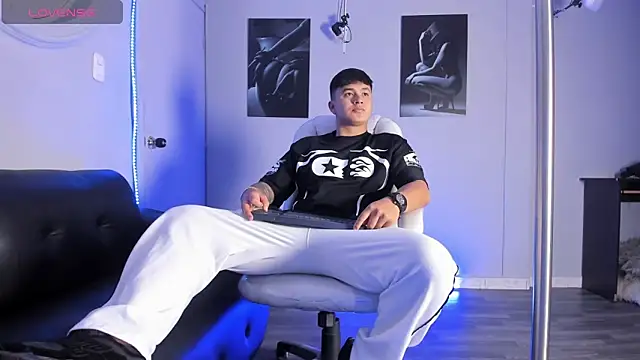 Cristopher strong online show from February 2026 01:55:02 PM