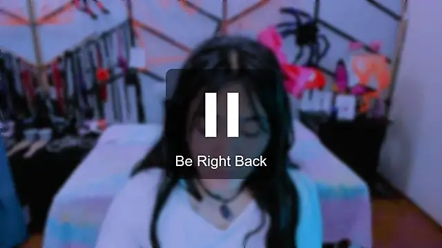 Snapshot of AlanaLuck chatting on October 2025 12:40:02 AM AlanaLuck online show from October 2025 12:40:02 AM