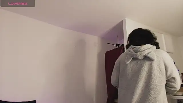 Elliee  online show from November 2025 12:20:01 PM