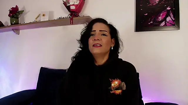 Elliee  online show from December 2025 04:44:01 PM