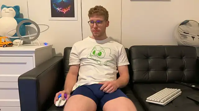 Snapshot of BlueEyedTallGuy94 chatting on December 2024 03:58:01 AM BlueEyedTallGuy94 online show from December 2024 03:58:01 AM