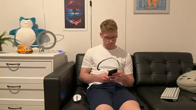 Snapshot of BlueEyedTallGuy94 chatting on December 2024 10:50:01 PM BlueEyedTallGuy94 online show from December 2024 10:50:01 PM