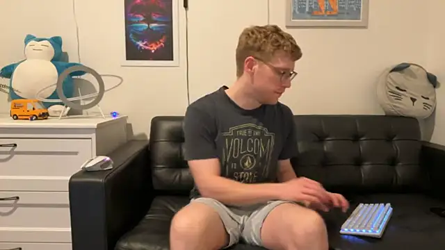 Snapshot of BlueEyedTallGuy94 chatting on December 2024 01:57:02 AM BlueEyedTallGuy94 online show from December 2024 01:57:02 AM