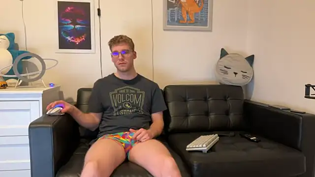 Snapshot of BlueEyedTallGuy94 chatting on December 2024 06:17:02 AM BlueEyedTallGuy94 online show from December 2024 06:17:02 AM