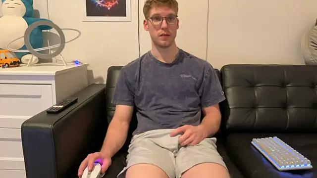 Snapshot of BlueEyedTallGuy94 chatting on January 2025 01:32:01 AM BlueEyedTallGuy94 online show from January 2025 01:32:01 AM