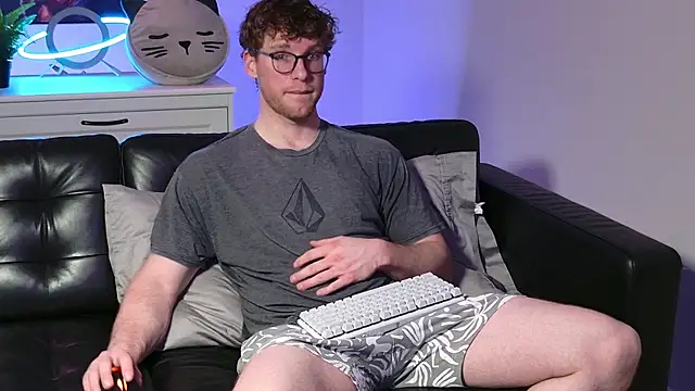 Snapshot of BlueEyedTallGuy94 chatting on November 2025 03:01:02 AM BlueEyedTallGuy94 online show from November 2025 03:01:02 AM