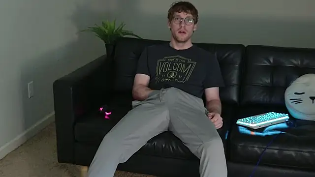 Snapshot of BlueEyedTallGuy94 chatting on September 2025 04:40:02 PM BlueEyedTallGuy94 online show from September 2025 04:40:02 PM